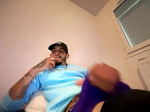 Snapshot of Rebeu313 chatting on 10/21/25, 09:32 Rebeu313 online show from 10/21/25, 09:32