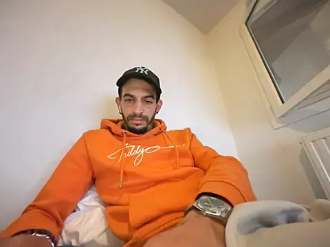 Snapshot of Rebeu313 chatting on 11/05/25, 04:40 Rebeu313 online show from 11/05/25, 04:40