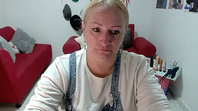 Snapshot of emperabigbootybigass chatting on 01/15/26, 06:11 emperabigbootybigass online show from 01/15/26, 06:11