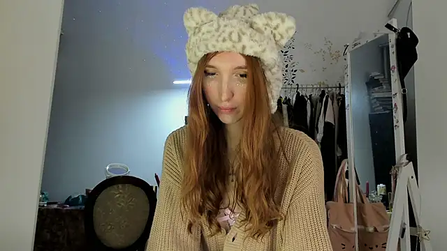 Snapshot of LisaIcon chatting on 11/28/25, 07:27 LisaIcon online show from 11/28/25, 07:27