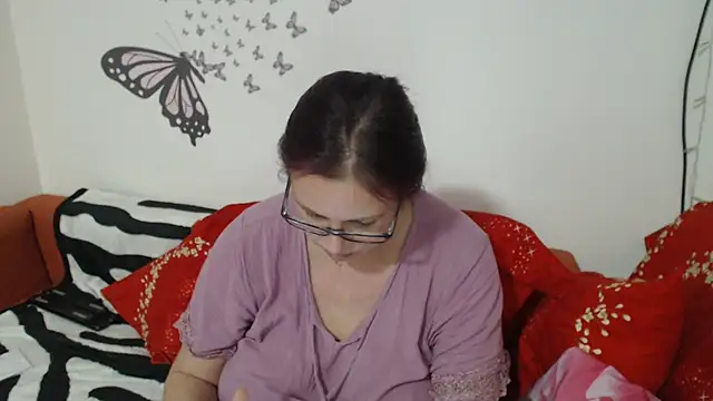 Snapshot of LadyHellene chatting on 02/19/25, 04:11 LadyHellene online show from 02/19/25, 04:11