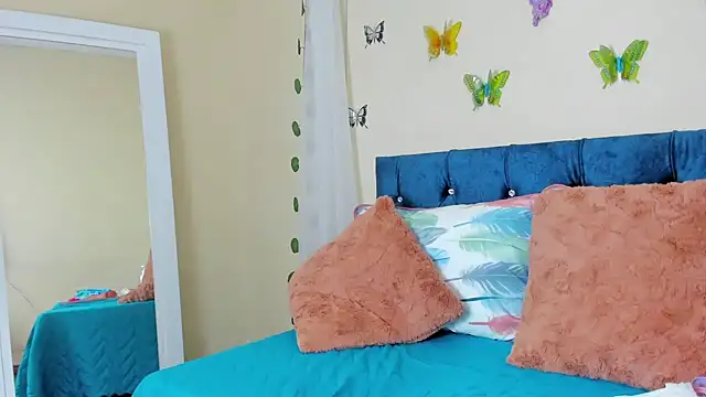 cristalwalker   online show from 02/08/25, 03:31