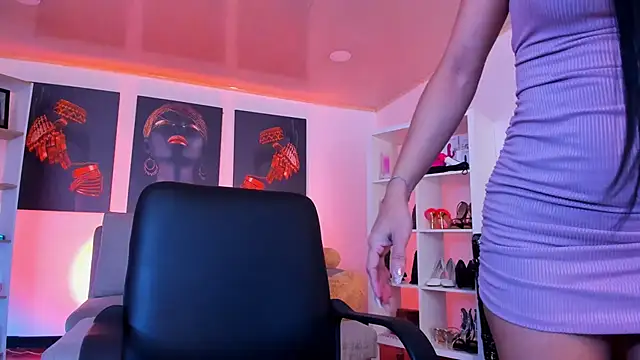 Snapshot of saralife chatting on 10/27/25, 10:19 saralife online show from 10/27/25, 10:19