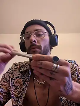 Snapshot of casualtimepassenger chatting on 02/20/25, 12:47 casualtimepassenger online show from 02/20/25, 12:47