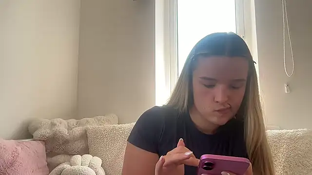 Snapshot of maisiesmithx chatting on 07/20/26, 12:40 maisiesmithx online show from 07/20/26, 12:40