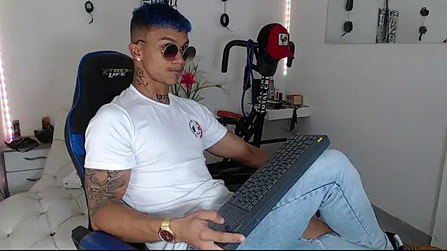 Snapshot of Leonard_Price chatting on 03/11/25, 12:54 Leonard Price online show from 03/11/25, 12:54