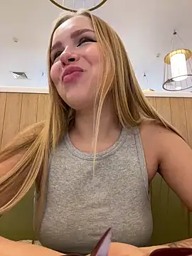 Snapshot of mur_girl chatting on 12/08/24, 09:02 mur girl online show from 12/08/24, 09:02