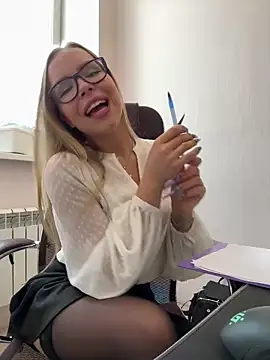 Snapshot of mur_girl chatting on 02/06/25, 11:21 mur girl online show from 02/06/25, 11:21