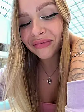 Snapshot of mur_girl chatting on 02/14/25, 01:08 mur girl online show from 02/14/25, 01:08