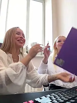 Snapshot of mur_girl chatting on 02/15/25, 08:33 mur girl online show from 02/15/25, 08:33