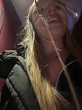 Snapshot of mur_girl chatting on 02/15/25, 02:44 mur girl online show from 02/15/25, 02:44