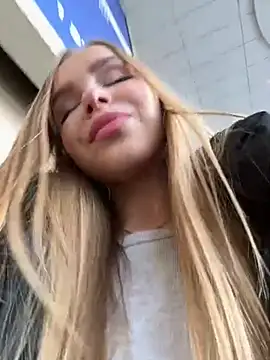 Snapshot of mur_girl chatting on 02/22/25, 11:35 mur girl online show from 02/22/25, 11:35