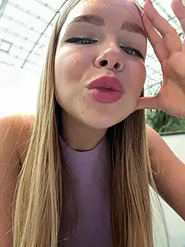 Snapshot of mur_girl chatting on 02/28/25, 08:31 mur girl online show from 02/28/25, 08:31