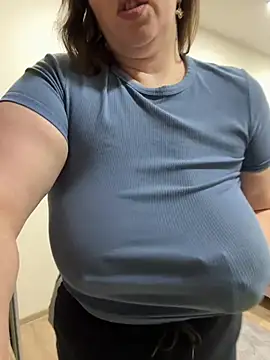 Snapshot of Your_Hot_Sister01 chatting on 12/21/24, 02:47 Your Hot Sister01 online show from 12/21/24, 02:47