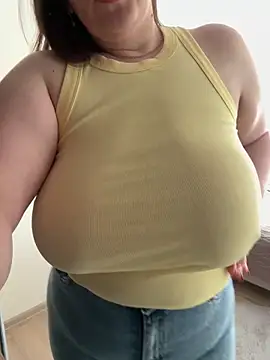 Snapshot of Your_Hot_Sister01 chatting on 03/08/25, 08:33 Your Hot Sister01 online show from 03/08/25, 08:33