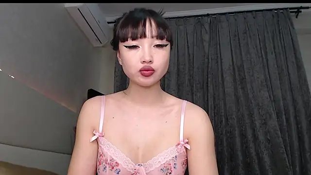 Snapshot of MiaRie chatting on 05/18/26, 04:51 MiaRie online show from 05/18/26, 04:51