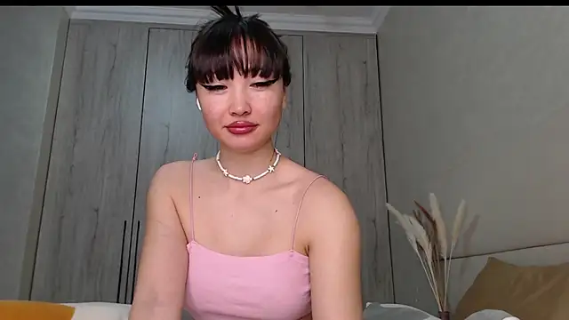 Snapshot of MiaRie chatting on 06/08/26, 04:24 MiaRie online show from 06/08/26, 04:24