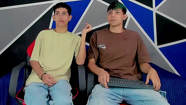 Snapshot of migueyalejo_teens chatting on 01/23/25, 02:44 migueyalejo teens online show from 01/23/25, 02:44