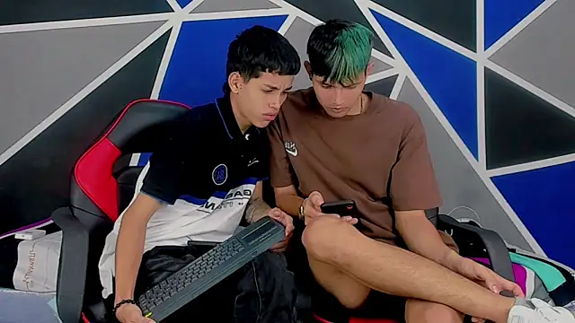 Snapshot of migueyalejo_teens chatting on 01/28/25, 03:47 migueyalejo teens online show from 01/28/25, 03:47