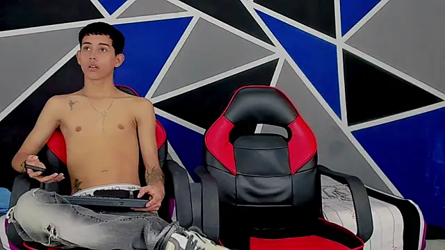 Snapshot of migueyalejo_teens chatting on 01/30/25, 03:55 migueyalejo teens online show from 01/30/25, 03:55