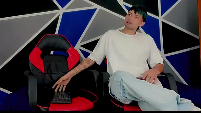 Snapshot of migueyalejo_teens chatting on 02/15/25, 03:42 migueyalejo teens online show from 02/15/25, 03:42