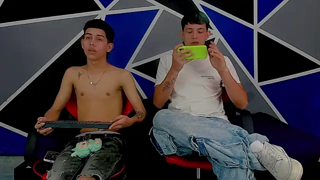 Snapshot of migueyalejo_teens chatting on 03/15/25, 03:07 migueyalejo teens online show from 03/15/25, 03:07