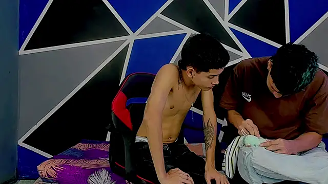 Snapshot of migueyalejo_teens chatting on 03/19/25, 04:03 migueyalejo teens online show from 03/19/25, 04:03