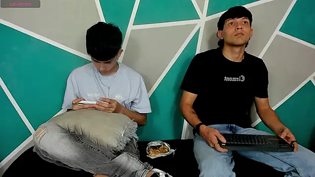 Snapshot of migueyalejo_teens chatting on 09/27/25, 03:00 migueyalejo teens online show from 09/27/25, 03:00