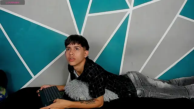 Snapshot of migueyalejo_teens chatting on 10/09/25, 02:42 migueyalejo teens online show from 10/09/25, 02:42