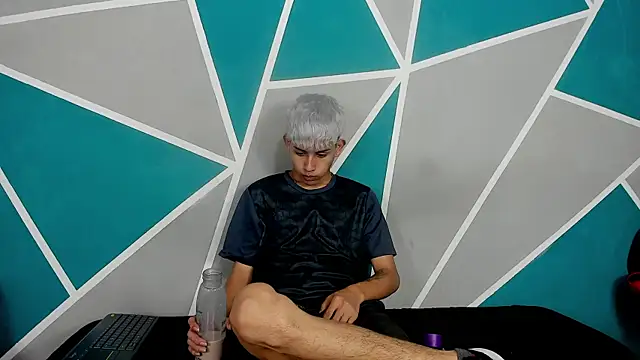 Snapshot of migueyalejo_teens chatting on 10/22/25, 03:07 migueyalejo teens online show from 10/22/25, 03:07