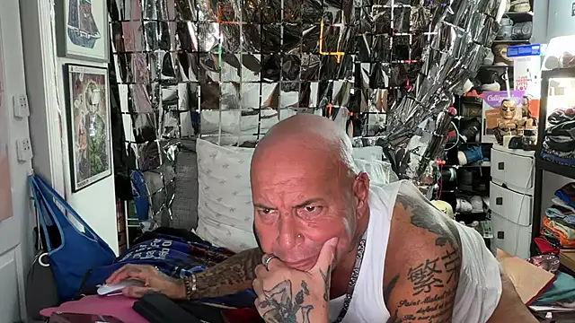 Snapshot of joeytatts66 chatting on 04/28/26, 02:27 joeytatts66 online show from 04/28/26, 02:27