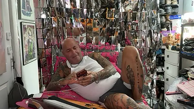 Snapshot of joeytatts66 chatting on 05/15/26, 01:23 joeytatts66 online show from 05/15/26, 01:23