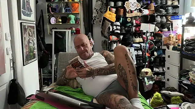Snapshot of joeytatts66 chatting on 05/22/26, 01:02 joeytatts66 online show from 05/22/26, 01:02