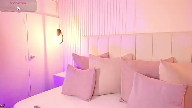 natali henao online show from 10/10/25, 10:20