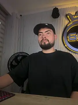 Snapshot of Leandro_GB chatting on 03/21/26, 11:19 Leandro GB online show from 03/21/26, 11:19