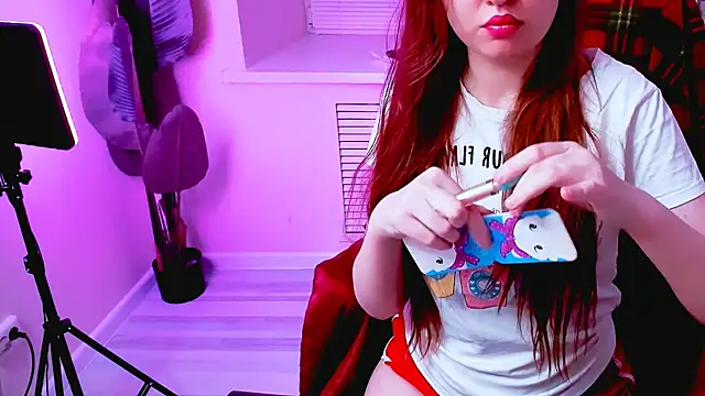 Snapshot of CarolGiggly chatting on 10/19/25, 12:11 CarolGiggly online show from 10/19/25, 12:11