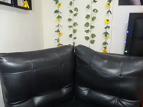 Snapshot of OLIVIAMISSY_02 chatting on 01/22/25, 05:05 OLIVIAMISSY 02 online show from 01/22/25, 05:05