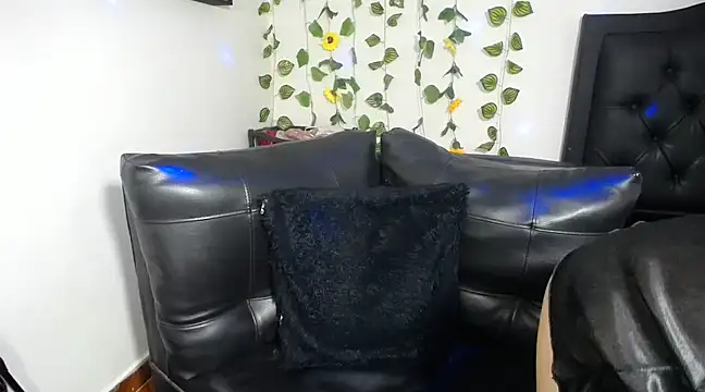 Snapshot of OLIVIAMISSY_02 chatting on 03/05/25, 03:07 OLIVIAMISSY 02 online show from 03/05/25, 03:07