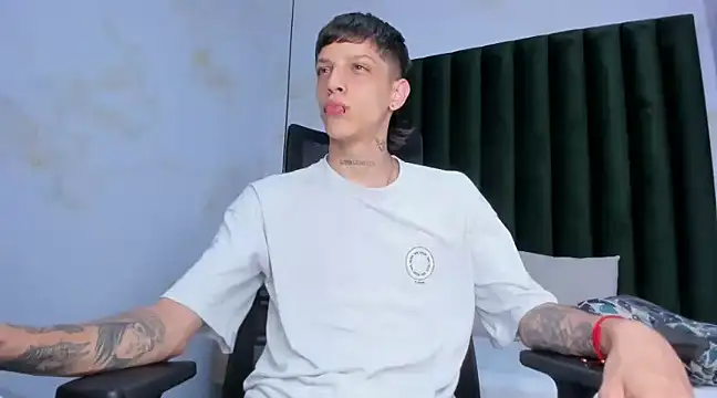 Snapshot of Adam_hard_ chatting on 12/04/24, 07:34 Adam hard  online show from 12/04/24, 07:34