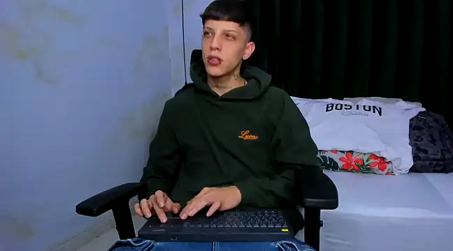 Snapshot of Adam_hard_ chatting on 01/15/25, 07:55 Adam hard  online show from 01/15/25, 07:55