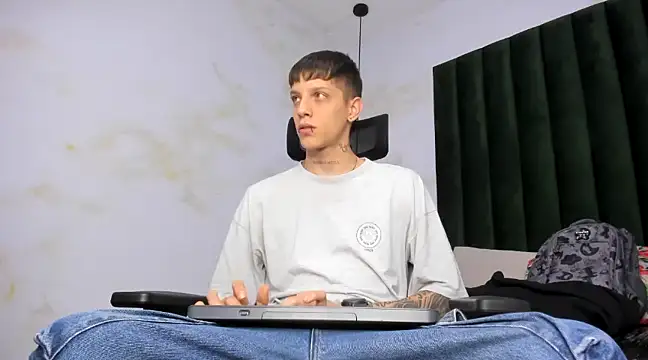 Snapshot of Adam_hard_ chatting on 02/26/25, 08:11 Adam hard  online show from 02/26/25, 08:11