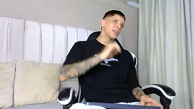 Snapshot of Adam_hard_ chatting on 09/23/25, 08:12 Adam hard  online show from 09/23/25, 08:12