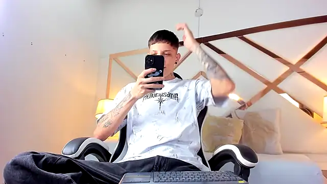 Snapshot of Adam_hard_ chatting on 09/26/25, 08:35 Adam hard  online show from 09/26/25, 08:35