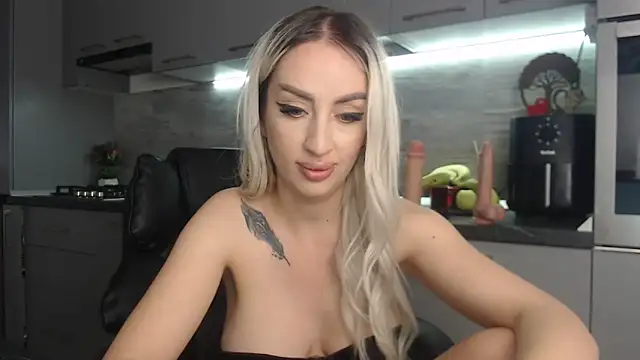 Snapshot of queenzoora chatting on 05/21/26, 10:06 queenzoora online show from 05/21/26, 10:06