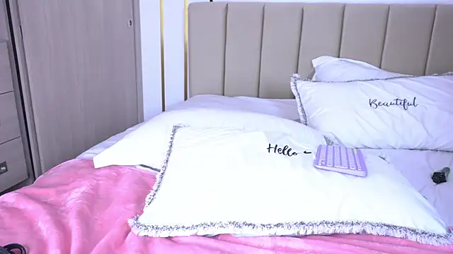 Snapshot of b3llaspringg chatting on 03/06/25, 12:43 b3llaspringg online show from 03/06/25, 12:43