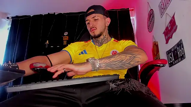 Snapshot of the_beast_master_ chatting on 06/18/26, 08:24 the beast master online show from 06/18/26, 08:24