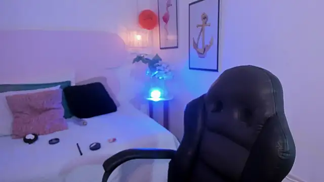 naomiii   online show from 10/14/25, 12:06