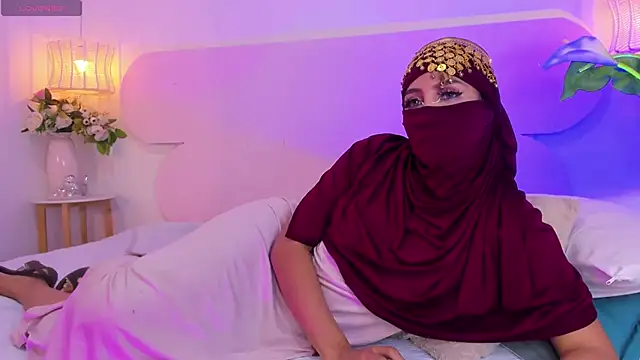 naomiii   online show from 10/18/25, 11:49