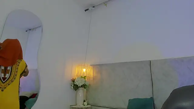 naomiii   online show from 12/17/25, 11:38