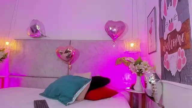 naomiii   online show from 03/26/26, 12:11